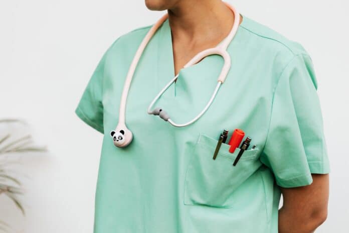 Kolorowa odzież medyczna - czy może wzbudzić zaufanie wśród pacjentów?