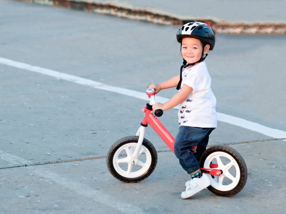 Aktywne dzieciństwo - jak wybrać idealne rowerki biegowe i kaski dziecięce 8
